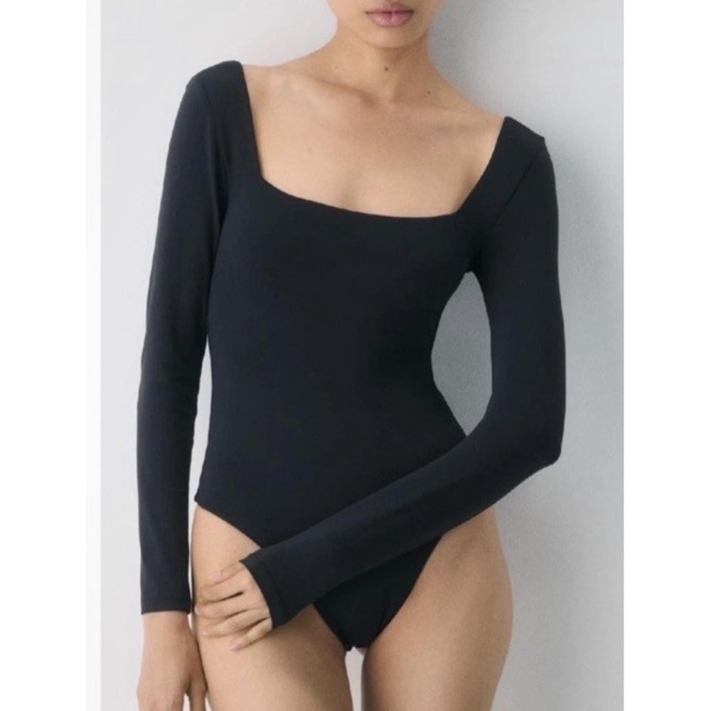 Aritzia Babaton Size Medium Square Neck Contour Bodysuit Long Sleeve Black